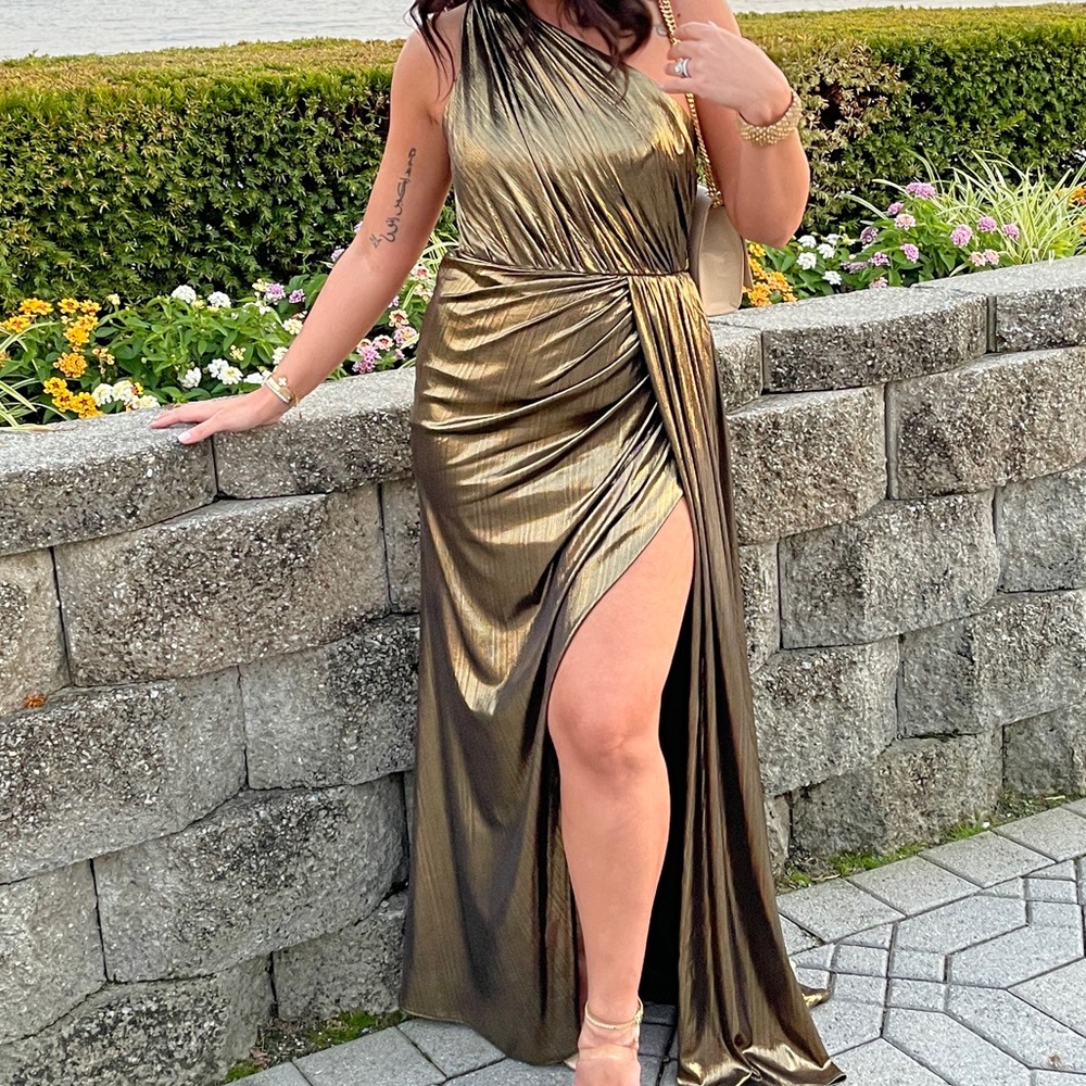 Beautiful metallic gold evening gown!